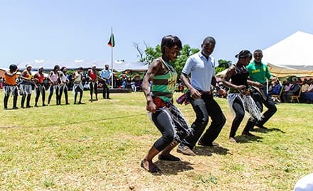 على الرغم من إدعاء الصين بأن لقاحاتها ( إنسانية ), لكن السنغال دفعت ( ١٩ دولار لكل جرعة ) من لقاح سينوفارم الصينية, أضعاف سعر ( فايزر, أسترازنكا و جونسون و جونسون ) 1 Country-Senegal-overview