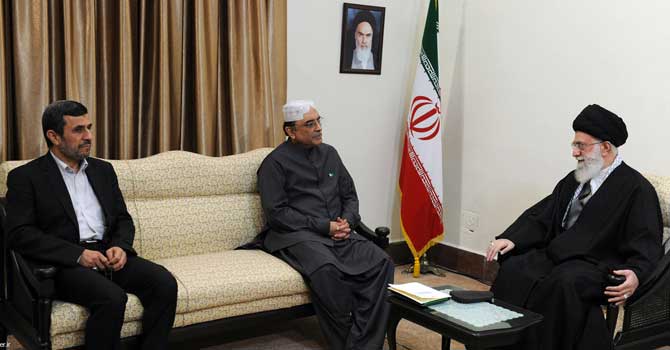 لماذا فشلت إيران في أن تصبح مركزا لتصدير الغاز في منطقة الشرق ألاوسط 10 khamenei zardari ahmadinejad afp 670