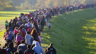 الولايات المتحدة لن تجدد الإقامات المؤقتة لأكثر من نصف مليون لاجيء 10 refugees-line-officials-Middle-East-Slovenia-Iraq-October-25-2015