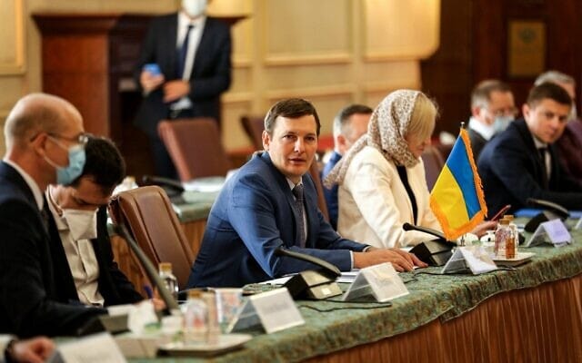 Yevhenii Yenin (C), Ukraine's deputy minister for foreign affairs, meets with members of the Iranian delegation in the second round of talks on compensation for the families of victims of the Ukraine International Airlines Flight 752 crash, in Iran's capital Tehran on October 19, 2020 (ATTA KENARE / AFP)