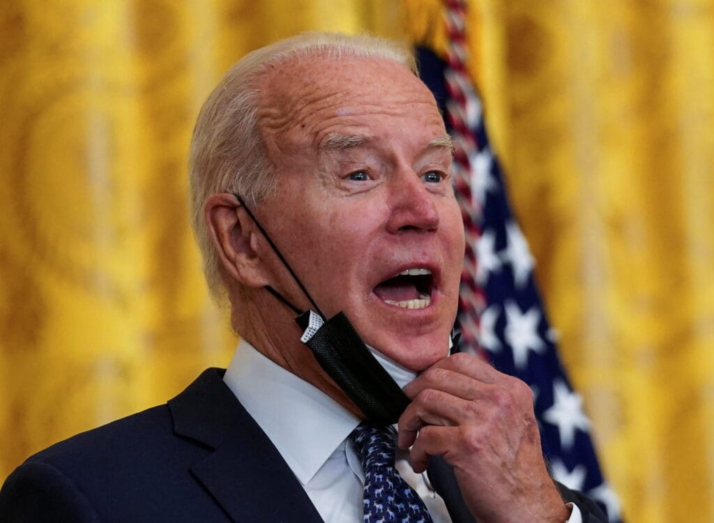 محاولات إنقاذ ( الإتفاق النووي الميت ) ! 2 FILE PHOTO: U.S. President Joe Biden removes his face mask as he arrives to deliver remarks in honor of labor unions in the East Room at the White House in Washington, U.S., September 8, 2021. REUTERS/Kevin Lamarque