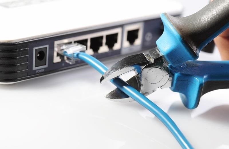 أكبر بنك فرنسي يقطع موظفيه في روسيا عن شبكته الإلكترونية المحلية 1 hack-like-pro-get-even-with-your-annoying-neighbor-by-bumping-them-off-their-wifi-network-undetected.w1456
