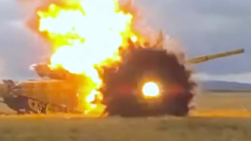 الولايات المتحدة تدرب الأوكرانيين كيفية إستخدام الطائرات بدون طيار ضد الدبابات الروسية 2 Russian-Tank