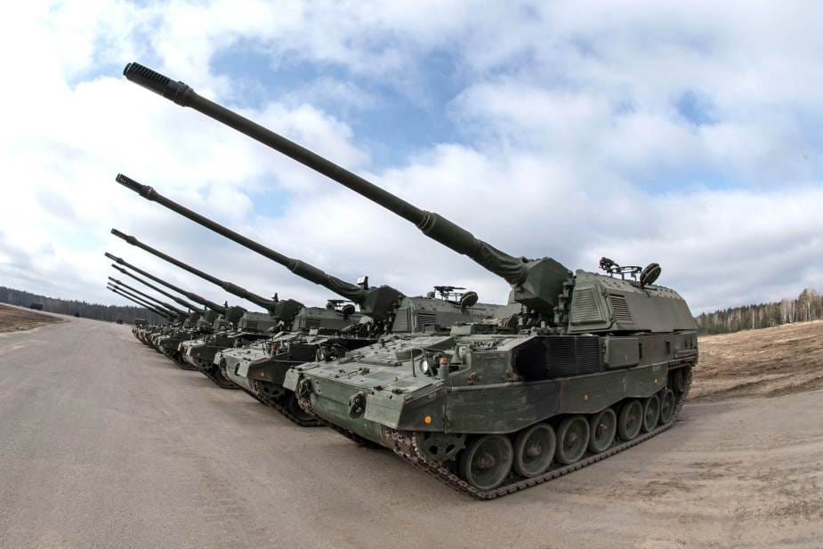 روسيا بدأت بهجوم مدمر للمدن في شرق أوكرانيا، وألمانيا ترسل ١٥ دبابة 3 Army_of_Lithuania_has_now_a_fully_operational_artillery_battalion_with_PzH_2000_155mm_howitzers_925_001