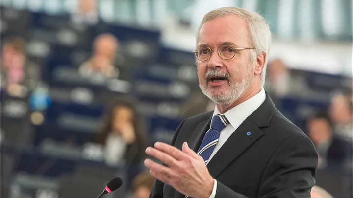 خطة لإعادة إعمار وبناء أوكرانيا ( بمليارات الدولارات ) من بنك الإستثمار الأوربي 2 Werner HOYER