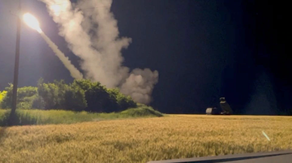 أوكرانيا تؤكد مغادرة قواتها لمدينة سيفيرودونتسك 4 M142 High Mobility Artillery Rocket System (HIMARS) is being fired in an undisclosed location, in Ukraine in this still image obtained from an undated social media video uploaded on June 24, 2022 via Pavlo Narozhnyy/via REUTERS