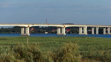 القوات الأوكرانية تقطع الطريق أمام القوات الموالية لروسيا في منطقة خيرسون 9 Antonivskyi bridge across Dnipro river in the Russia-controlled Kherson region of southern Ukraine, July 23, 2022. REUTERS Alexander Ermochenko