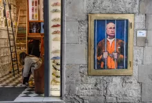 Work by Italian street artist TvBoy depicts Russian President Vladimir Putin in prison, in Barcelona. | AFP-JIJI