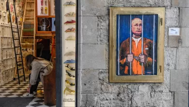 الإتحاد الأوربي يجمد أصول البنك المركزي الروسي الى أجل غير مسمى 10 Work by Italian street artist TvBoy depicts Russian President Vladimir Putin in prison, in Barcelona. | AFP-JIJI